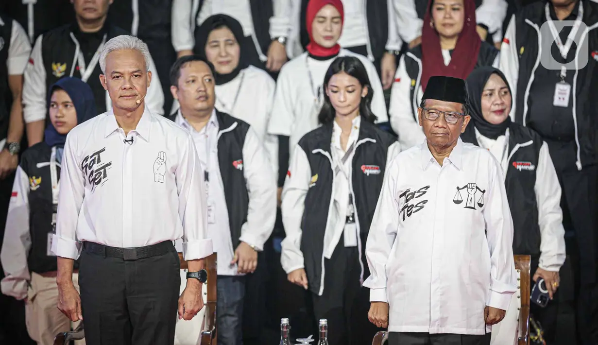 Pasangan calon presiden dan wakil presiden 2024 dengan nomor urut 3, Ganjar Pranowo-Mahfud MD sesaat sebelum acara debat perdana Calon Presiden pada Pilpres 2024. (Liputan6.com/Faizal Fanani)