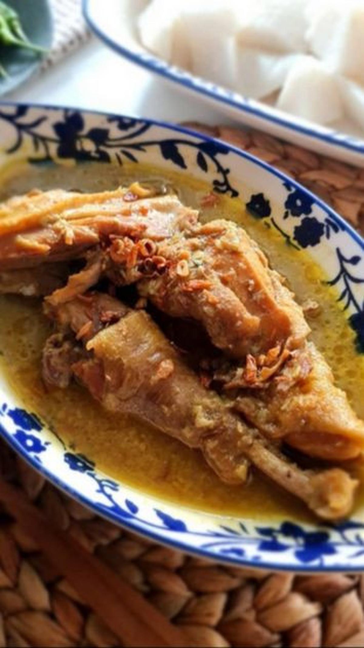 8. Resep Opor Ayam Kuah Cokelat<br>