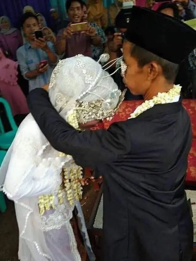 5 Potret Orang Tak Sengaja 'Kecolok' di Acara Pernikahan Ini Bikin Ketawa