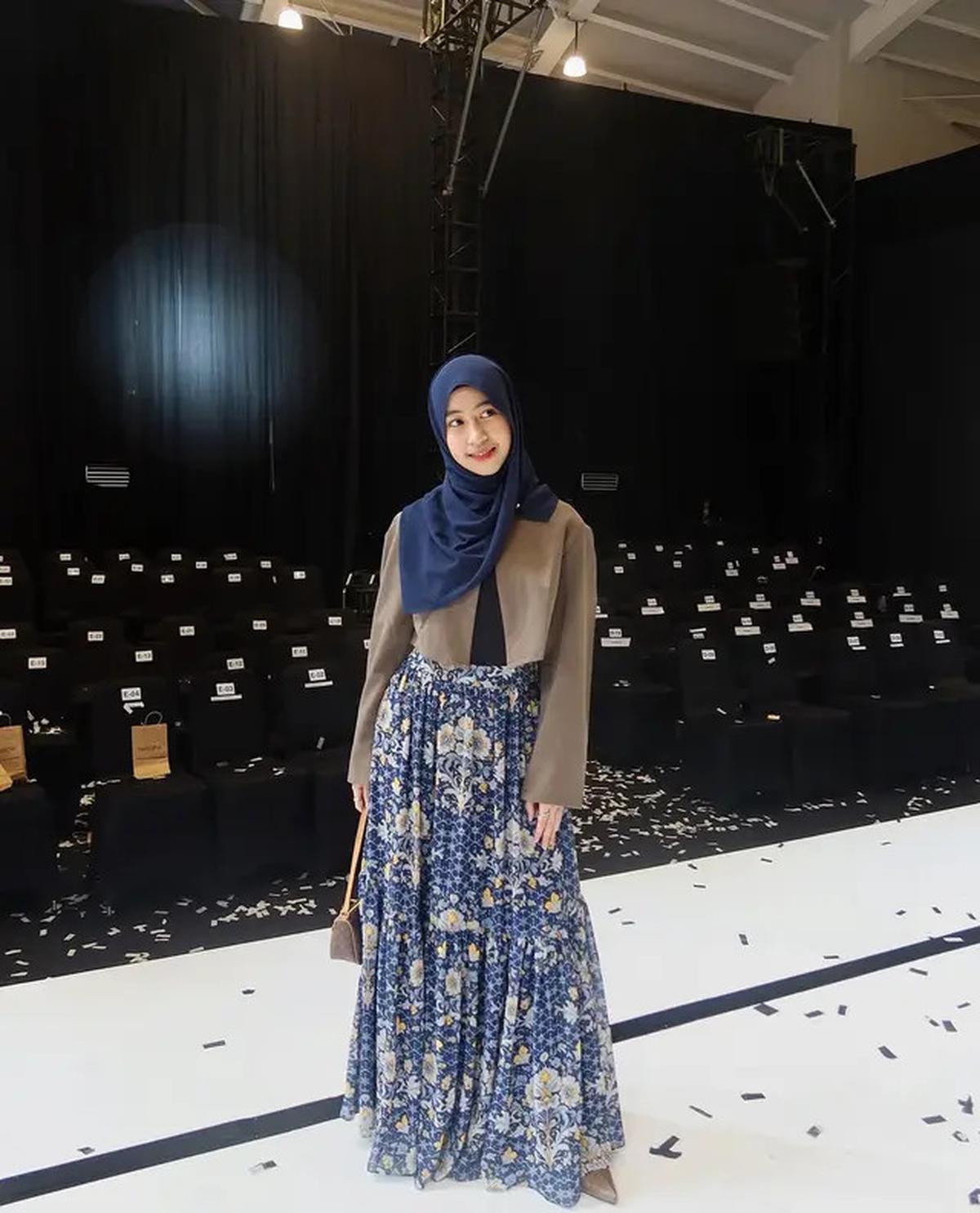 Tanpa Serba Hitam, Adiba Khanza Keluar dari Zona Nyaman dengan Outfit Bernuansa Biru Saat Hadiri Fashion Show