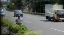 Seorang pengendara motor nekat melawan arus lalu lintas di Tol Cengkareng, Banten, Selasa (22/8). Diduga pengendara ini motor salah membaca rambu jalan, aksi ini terjadi sekitar pukul 13.00 WIB. (Liputan6.com/Helmi Fithriansyah)