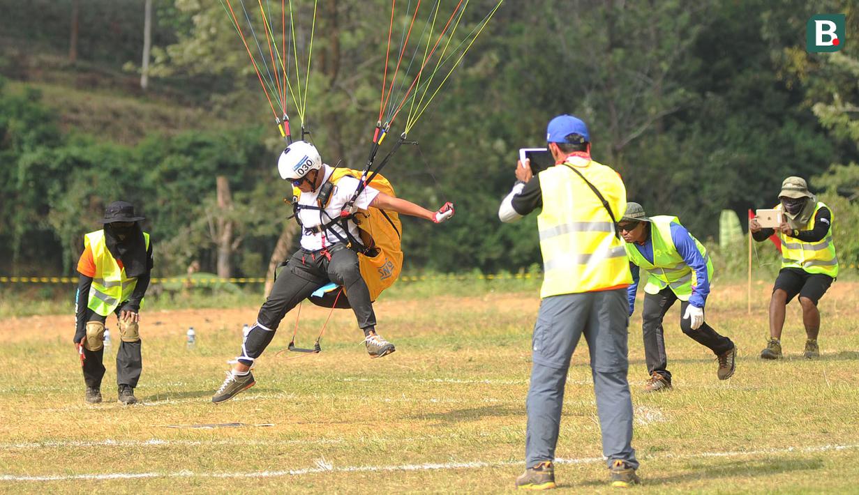 Atlet paralayang Indonesia, Joni Efendi, saat berlaga pada nomor ketepatan mendarat individual di Gunung Mas, Jawa Barat (21/08/2018). Tim paralayang Asian Games Indonesia sementara masih berada dalam tiga besar. (Merdeka.com/Arie Basuki)