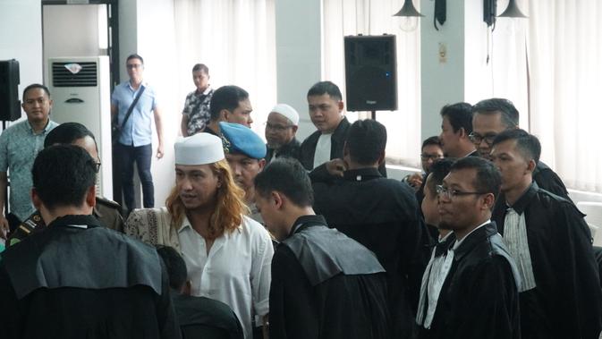 Bahar bin Smith didampingi puluhan penaaehat hukum. (Huyogo Simbolon)