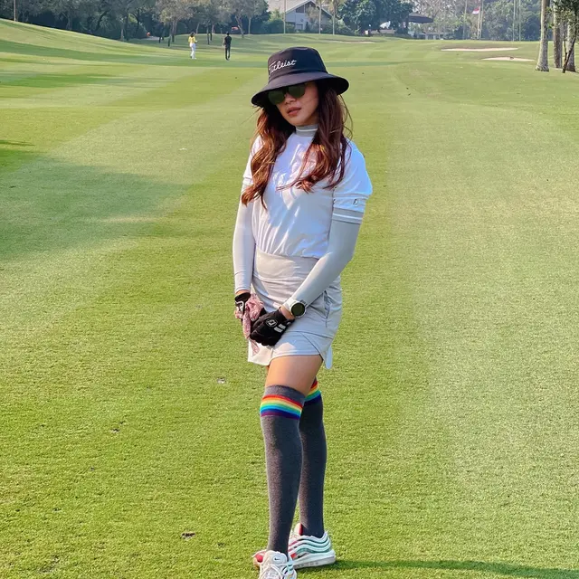 7 Gaya Dita Fakrana Jalani Hobi Main Golf Ini Tampil Curi Perhatian