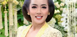 Dalam prosesi siraman yang berlangsung penuh haru dan khidmat, penampilan Soimah sukses mencuri perhatian lewat riasan yang begitu anggun dan berkelas. [@dhirmanputra].