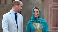 Pangeran William dan Kate Middleton mengunjungi Masjid Bahashi yang bersejarah di Lahore, Pakistan, Kamis (17/10/2019). Dalam kesempatan itu, Kate Middleton terlihat mengenakan kerudung atau kain penutup kepala. (Photo by AAMIR QURESHI / AFP)