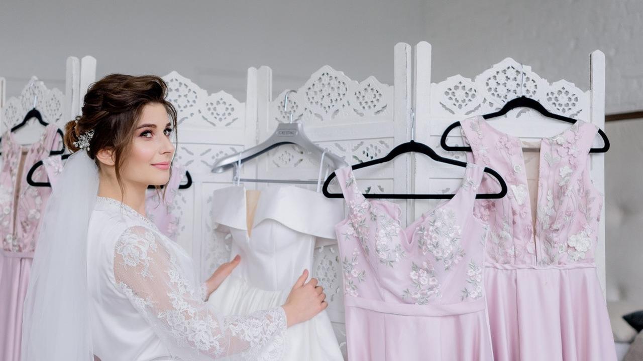 7 Model Baju Bridesmaid Brokat yang Modern dan Trendi, Elegan Memesona