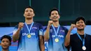Pasangan atlet loncat indah, Andriyan (tengah kanan) dan Adityo Restu Putra (tengah kiri) mendapatkan medali emas pada nomor menara synchro putra Kejurnas Akuatik 2026 di Stadion Akuatik Gelora Bung Karno, Senayan, Jakarta, Selasa (05/05/2026). (Bola.com/Bagaskara Lazuardi)
