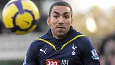 Aksi winger Tottenham Hotspur, Aaron Lennon di laga lanjutan EPL melawan Fulham yang digelar di Craven Cottage, 26 December 2009. Partai berakhir 0-0. AFP PHOTO/CARL DE SOUZA 