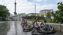 Ada banyak cerita tersisa usai laga final Euro 2020 (Euro 2021) antara Timnas Inggris melawan Italia. Termasuk rusaknya fasilitas umum dan berseraknnya sampah di kota tersebut. (Foto:AP/Alberto Pezzali)