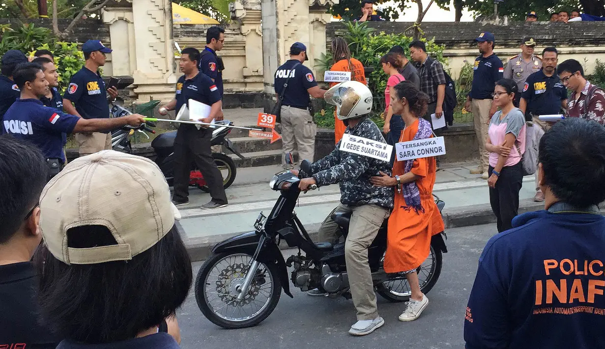 WN Australia, Sara Cannor naik ojek saat rekonstruksi pembunuhan polisi, Aipda Wayan Sudarsa, di dekat Pantai Kuta, Bali, Rabu (31/8). David James Taylor dan Sara memperagakan 68 adegan rokonstruksi di tiga lokasi. (AAP/Lauren Farrow/REUTERS)