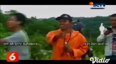 Tak selamanya burung peliharaan terus diletakan dalam sangkar. Di Gresik, Jawa Timur, komunitas burung paruh bengkok menerbangkan burung-burung fantastis ini ke alam bebas.