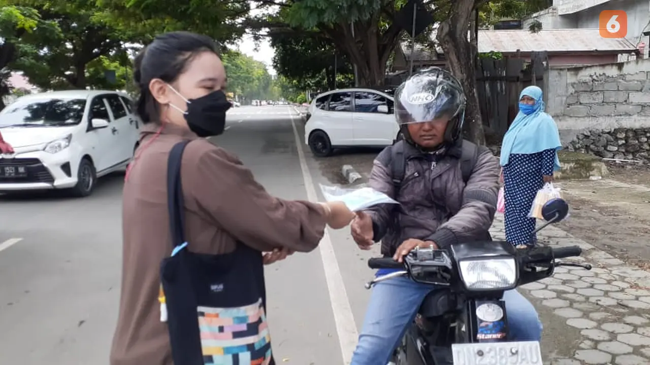 Pembagian masker gratis oleh Jurnalis Kota Palu