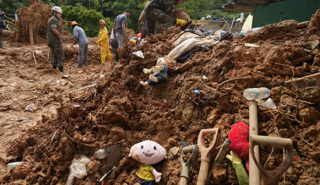 Mainan anak-anak tergeletak di lumpur tempat petugas penyelamat mencari mayat setelah tanah longsor mematikan yang dipicu oleh hujan lebat di dekat pantai Barra do Sahy di kota pesisir Sao Sebastiao, Brasil, Rabu, 22 Februari 2023. Operasi penyelamatan terus berlanjut dan petugas pemadam kebakaran, polisi, dan relawan masih berharap menemukan orang-orang yang masih hidup di antara puing-puing rumah yang tertimbun tanah longsor. (AP Photo/Andre Penner)