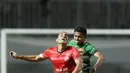 Duel pemain Persija Jakarta, Bruno Silva (depan) dan PS TNI, Ganjar Mukti pada laga Liga 1 2017 di Stadion Pakansari, Bogor, (8/6/2017). (Bola.com/Nicklas Hanoatubun)