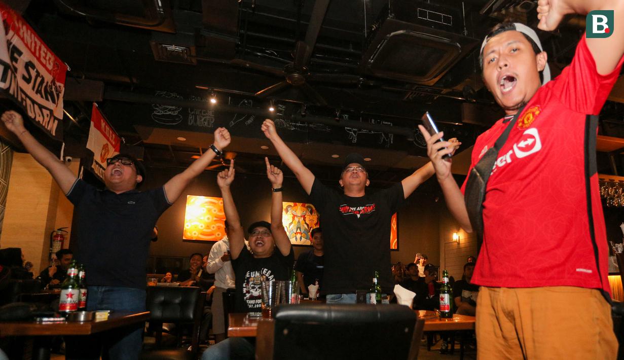 <p>Pendukung Manchester United merayakan gol pertama timnya ke gawang West Ham yang dicetak oleh Rasmus Hojlund saat acara Roaring Night yang berlangsung di Fomo Bar, Melawai, Jakarta, Minggu (04/02/2024) malam WIB. (Bola.com/Bagaskara Lazuardi)</p>