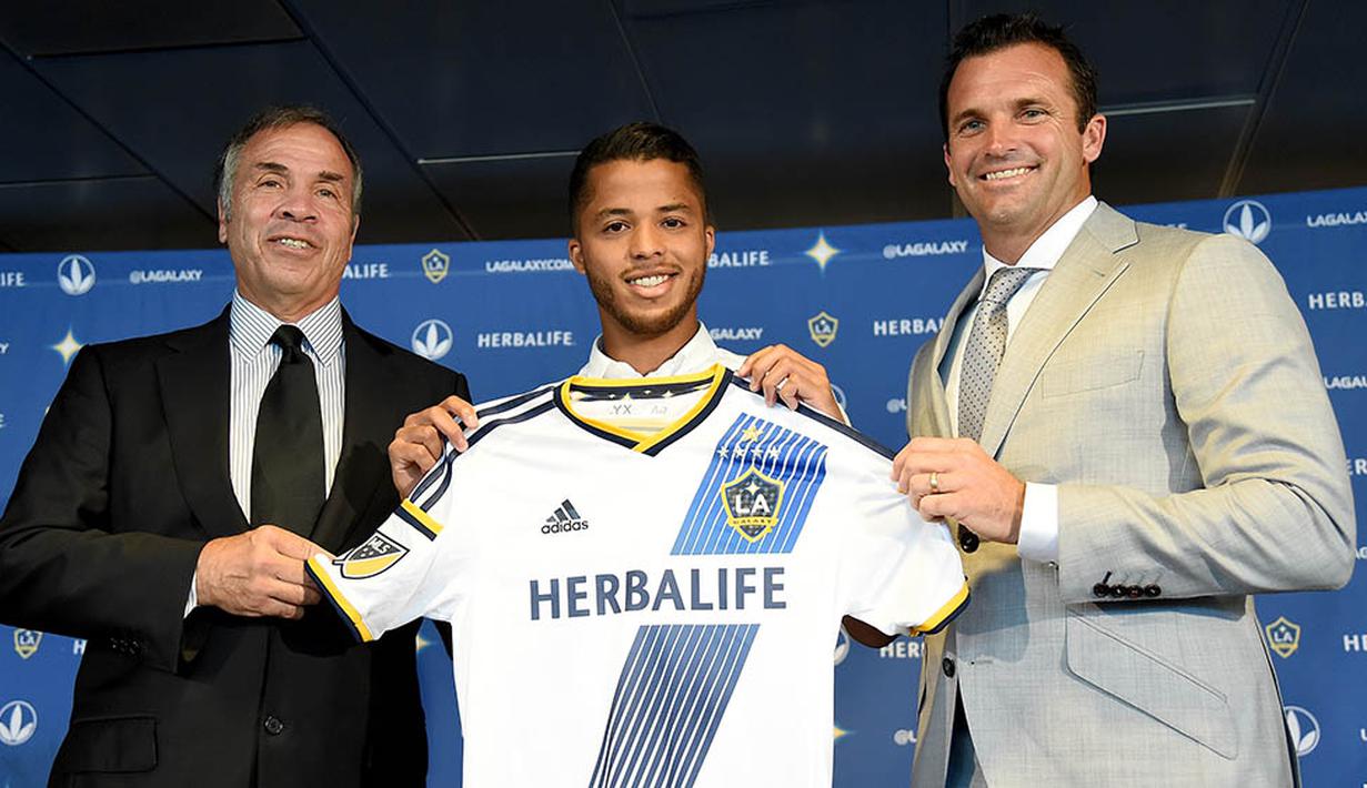 6. Giovani Dos Santos, LA Galaxy – 5.750.000 dollar AS atau sekitar 75,45 miliar rupiah per tahunnya. (AFP/Harry How)