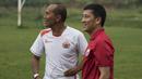 Presiden Persija, Ferry Paulus, berdiskusi dengan pelatih Bambang Nurdiansyah, pada latihan perdana jelang babak 8 besar Piala Jenderal Sudirman di Lapangan Sawangan, Depok, Jawa Barat, Jumat (4/12/2015). (Bola.com/Vitalis Yogi Trisna)