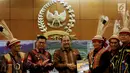 Wakil Ketua DPD Nono Sampono (ketiga kiri) dan Gubernur Kalimantan Utara Irianto Lambrie menerima buku dari dari masyarkat adat Krayan, di Ruang Delegasi, Gedung Nusatara IV, Kompleks Parlemen Senayan, Jakarta, Selasa (19/9). (Liputan6.com/Johan Tallo)