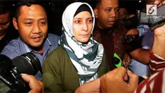 Inneke Koesherawati dijemput di kediamannya di kawasan Menteng, Jakarta Pusat, Sabtu (21/7) dini hari lantaran diduga tersangkut kasus jual beli keluar lapas di Lapas Sukamiskin, Bandung, Jawa Barat.