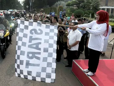 Menteri Sosial Khofifah Indar Parawansa secara simbolis melepas ratusan motor dan mobil peserta Parade Kebangsaan di TMP Kalibata, Jakarta, (1/11/2015). Pelepasan Parade Kebangsaan digelar dalam rangka Hari Kesetiakawanan Nasional.(Liputan6/JohanTallo)
