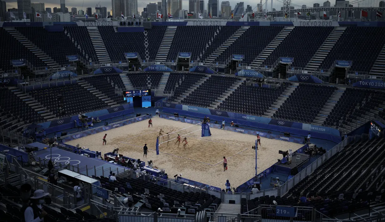 Julia Sude dan Karla Borger dari Jerman, bermain melawan Anouk Verge-Depre dan Joana Heidrich dari Swiss selama pertandingan voli pantai putri Olimpiade Tokyo 2020 di Shiokaze Park yang kosong di Tokyo, Jepang pada 24 Juli 2021. (AP/Felipe Dana)