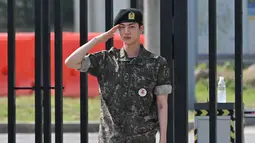 Jin awalnya terlihat memberi hormat di depan pintu gerbang. (Jung Yeon-je / AFP)