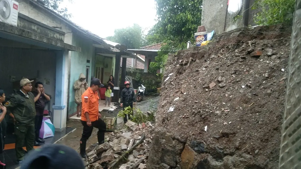 Hujan deras membuat sejumlah pemukiman di Kota Tangerang Selatan (Tangsel), Banten ditimpa bencana banjir dan tanah longsor, Sabtu (6/7/2024).