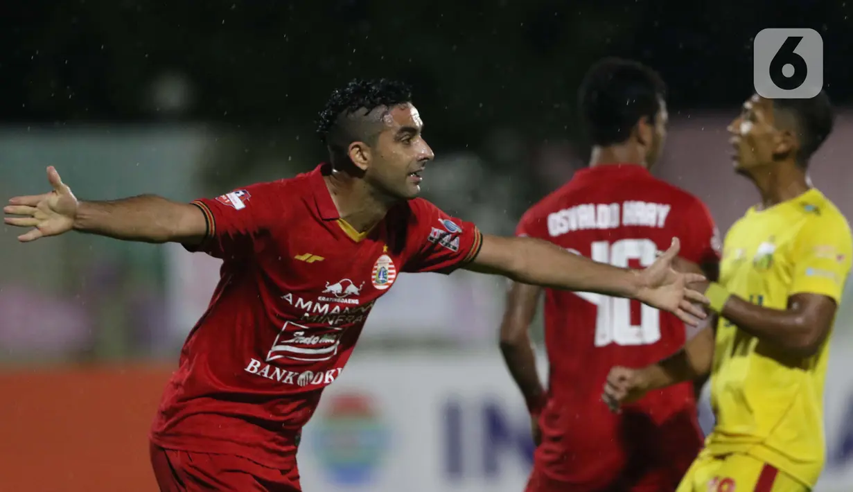 Pemain belakang Persija, Otavio Dutra merayakan gol yang dicetaknya ke gawang Bhayangkara FC pada lanjutan Shopee Liga 1 Indonesia di Stadion PTIK, Jakarta, Sabtu (14/3/2020). Laga kedua tim berakhir imbang 2-2. (Liputan6.com/Helmi Fithriansyah)