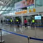 Petugas bandara berjalan di area keberangkatan internasional di bandara Ngurah Rai di Tuban dekat Denpasar di pulau resor Bali (5/10/2021). Bandara Ngurah Rai akan kembali dibukan pada 14 Oktober untuk beberapa pelancong internasional. (AFP/Sony Tumbelaka)