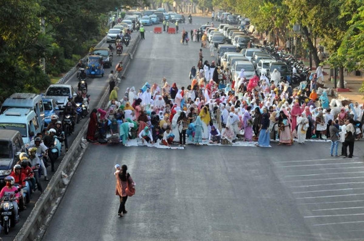 Warga Ibu Kota laksanakan salat Idul Adha di Jalan Salemba