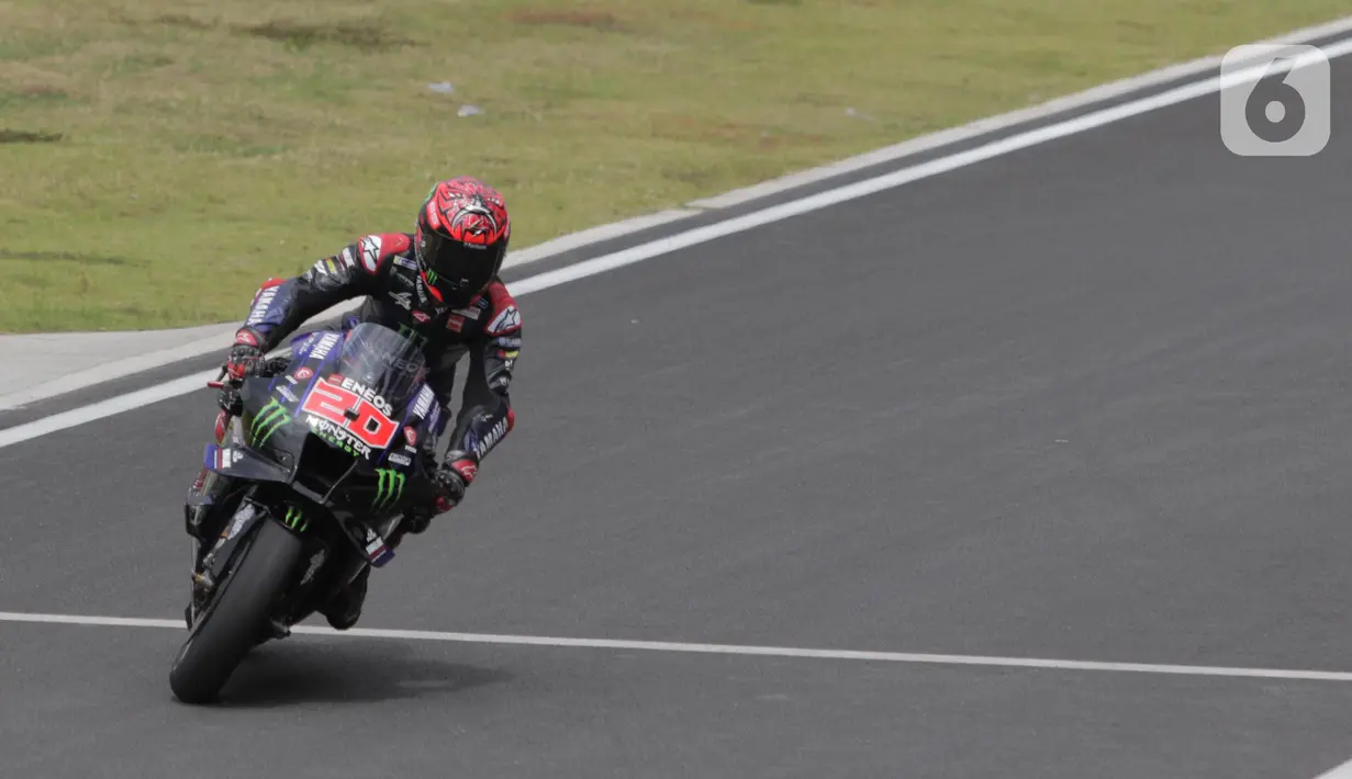 Pembalap Monster Energy Yamaha MotoGP, Fabio Quartararo saat sesi Warm Up MotoGP di Pertamina Mandalika International Street Sirkuit, Nusa Tenggara Barat, Minggu (20/3/2022). (Liputan6.com/Helmi Fithriansyah)
