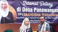 Sekjen DPP Wanita Tani Indonesia Farahdibha Tenrilemba menyerahkan bantuan pupuk ke petani Ciamis. (Istimewa)