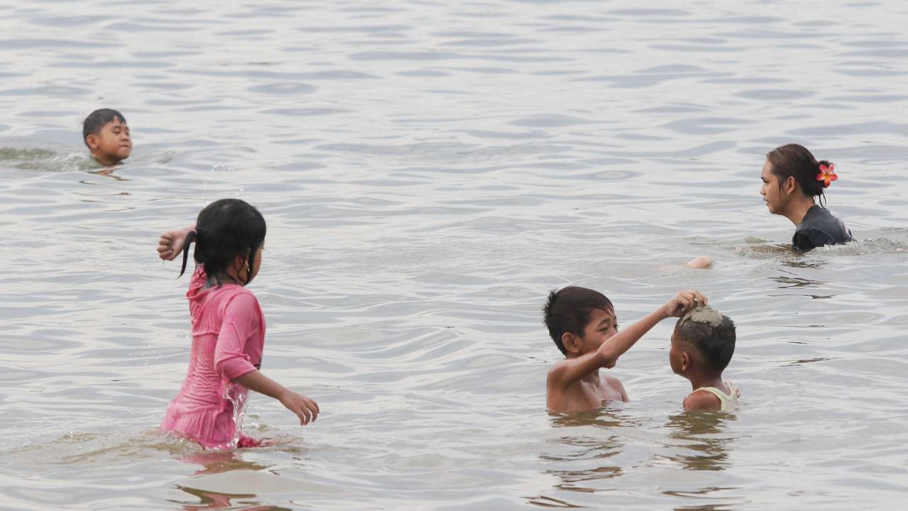 Ribuan warga berwisata di Pantai Ancol