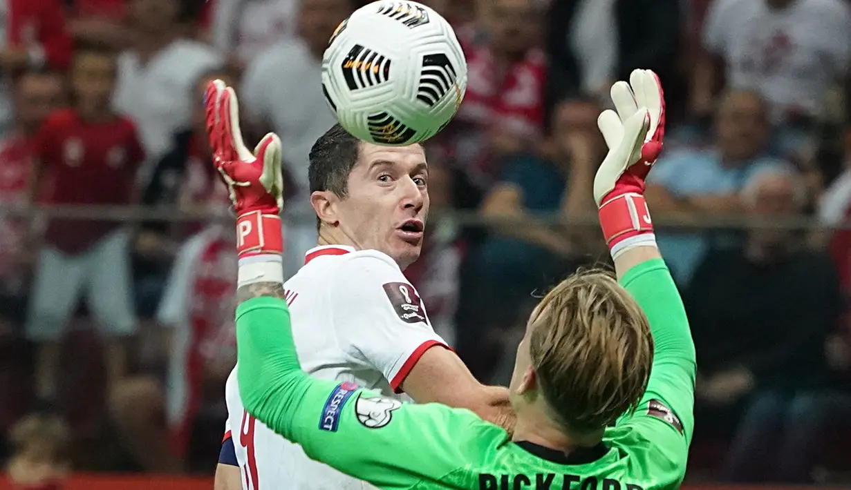 Robert Lewandowski adalah contoh lain pemain top di grup ini. Striker Polandia tersebut telah menikmati karir gemilang dan terus membuat dampak bagi klub dan juga negaranya. Sebanyak 134 penampilan sudah dimainkan oleh pemain Barcelona ini buat negaranya. Di usia 34 tahun ini, mungkin menjadi Piala Dunia terakhir Lewandowski dan dirinya berhasrat untuk membawa Polandia lolos dari babak penyisihan grup. (AFP/Janek Skarzynski)
