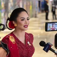 Semakin menyempurnakan penampilannya, perempuan yang kini akrab disapa Gemmi tersebut mengenakan sanggul dengan hiasan bunga merah putih. (Foto:Instagram/krisdayantilemos).