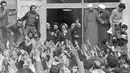 Pemimpin spiritual Iran, Ayatollah Khomeini (tengah) melambaikan tangan kepada pengikutnya ketika dia muncul di balkon markas besarnya di Teheran, Iran, 1 Februari 1979. Ayatullah Khomeini memimpin Revolusi Islam Iran. (AP Photo/Campion, File)