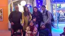 Bersama dengan keluarganya, pemeran sinetron Bawang Merah Bawang Putih itu juga bertemu dengan artis Dian Sastrowardoyo. Kedua keluarga ini bertemu di Disneyland Paris. (Instagram/ramadhaniabakrie)