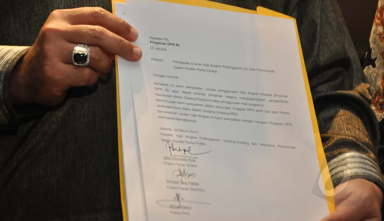 Wakil Ketua DPR RI Fadli Zon menunjukkan surat Pengajuan Hak angket untuk Menkunham Yasonna Laoly dari perwakilan Koalisi Merah Putih di Ruang Pimpinan kompleks Parlemen Senayan, Jakarta, Rabu (25/3/2015). (Liputan6.com/Andrian M Tunay)