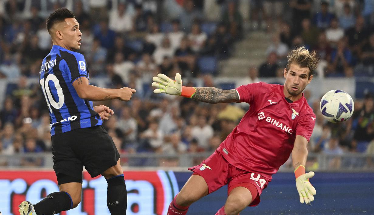 Penyerang Inter Milan Lautaro Martinez mencetal skor 1-1 ke gawang Lazio pada pekan ketiga Serie A 2022/2023 di Stadio Olimpico, Roma, Sabtu (27/8/2022) dini hari WIB. Lazio mampu memberikan kekalahan perdana untuk Inter Milan usai menang 3-1. (Alfredo Falcone/LaPresse via AP)
