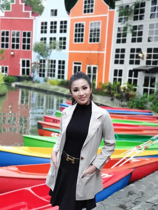 Perjalanannya di dunia musik pun mengalami pasang surut namun ia tetap bertahan dan karyanya makin dicintai hingga kini (Liputan6.com/IG/@fitricarlina)