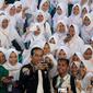 Presiden Joko Widodo atau Jokowi berswafoto dengan siswa SMA penerima Kartu Indonesia Pintar (KIP) di Gorontalo, Jumat (1/3). Tahun 2019 Provinsi Gorontalo mendapatkan jatah 80.502 KIP. (Liputan6.com/Arfandi Ibrahim)