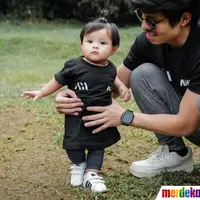 Atta Halilintar mengajari putrinya, Ameena Hanna Nur Atta berjalan kaki. (Foto: Instagram/Atta Halilintar via Merdeka.com)