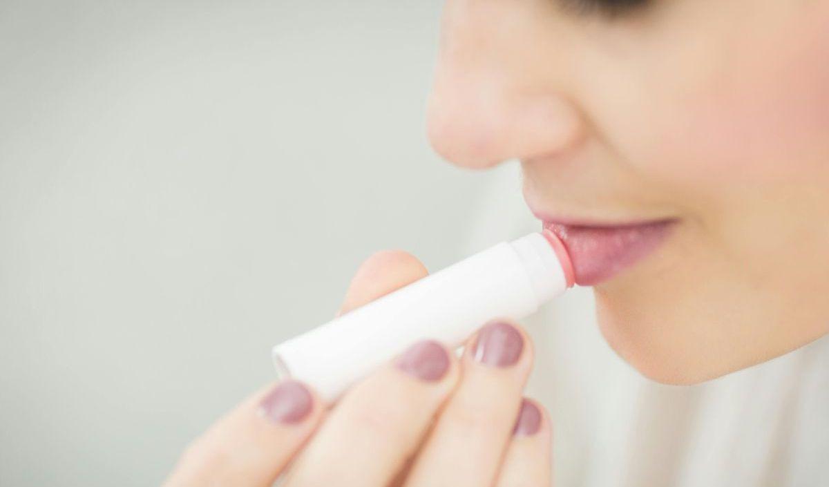 2. Melembapkan Bibir dengan Menggunakan Lip Balm