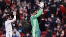 Kiper Real Madrid, Thibaut Courtois (kanan) menyapa pendukungnya usai pertandingan melawan Athletic Bilbao pada pertandingan La Liga Spanyol di stadion San Mames, Spanyol, Kamis (23/12/2021). Madrid menang atas Bilbao 2-1. (AP Photo/Ricardo Larreina)