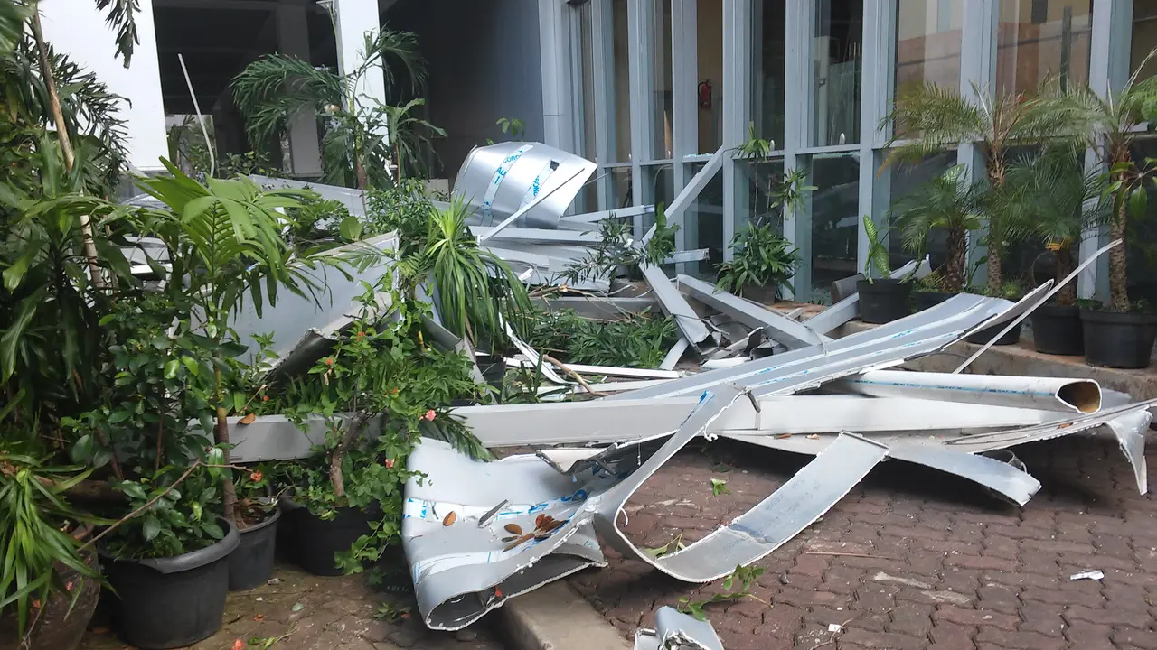 Ahok dan Ajudan Lari Saat Lapisan Gedung Balaikota Runtuh