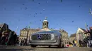 Bagian depan dari Mercedes Benz F 015 saat dipamerkan di Dam Square, Amsterdam, Belanda, Minggu (13/3/2016). Bentuknya yang unik dan futuristik membuat kehadirannya menjadi pusat perhatian warga Amsterdam. (AFP Photo/Bart Maat)
