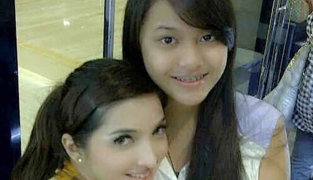 "Ini foto pas smp kls 1 ya bun," tulis Aurel membagikan potret bersama Ashanty. Meski hanya ibu sambung, Ashanty dikenal dekat dengan Aurel dan Azriel dibanding ibu kandungnya. Ashanty tidak membedakan anak-anaknya.(Instagram/aurelie.hermansyah)