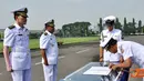 Citizen6, Surabaya: Prosesi sertijab ini dipimpin Komandan Kobangdikal Laksamana Muda TNI Sadiman, yang digelar dengan upacara militer di Lapangan Laut Maluku, Kesatrian Bumimoro, Morokrembangan, Surabaya. (Pengirim: Penkobangdikal)