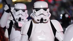 Peserta mengenakan kostum karakter Star Wars berbaris saat mengikuti Parade Natal Hollywood ke-85  di Los Angeles, California, AS (27/11). Parade ini berlangsung pada hari Minggu setelah perayaan Thanksgiving di Hollywood. (Reuters/Phil McCarten)